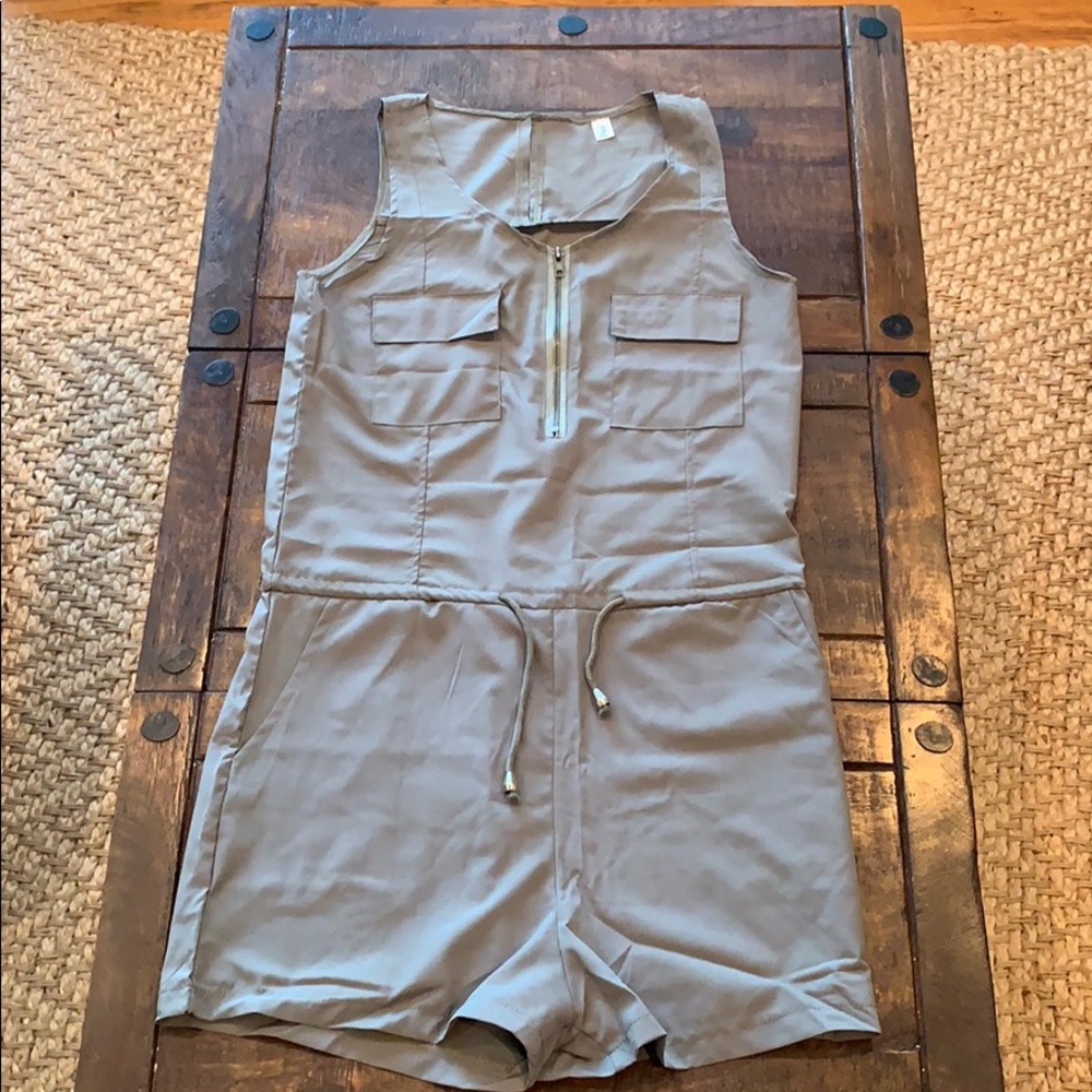 Cute drawstring romper sz S